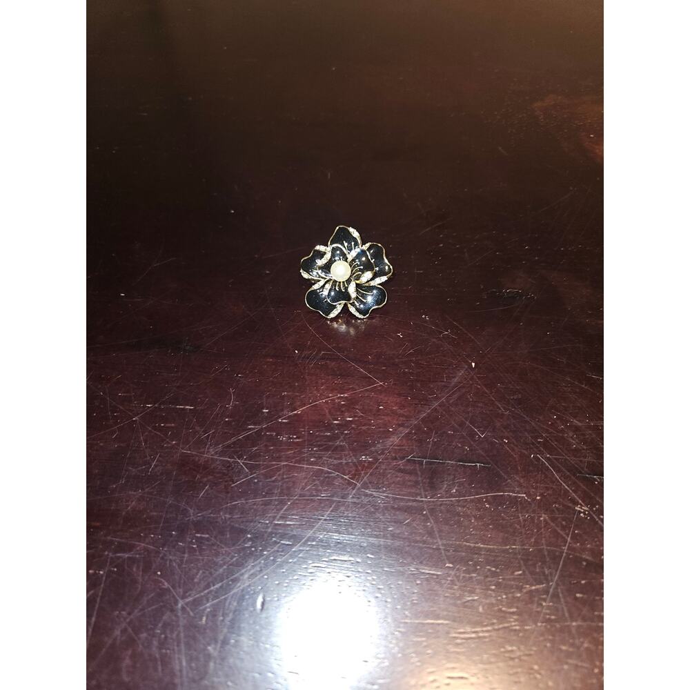 Black and gold with pearl accent adjustable ring